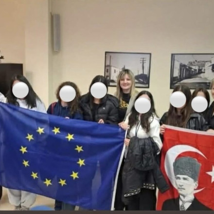 Αντιδράσεις στην Ελασσόνα: Αντιδήμαρχος με τουρκική σημαία που απεικονίζει τον Μουσταφά Κεμάλ