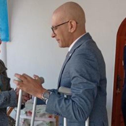 Πρώτη δημόσια εμφάνιση του δημάρχου Αγίου Ευστρατίου στην παρέλαση 25ης Μαρτίου μετά το χειρουργείο