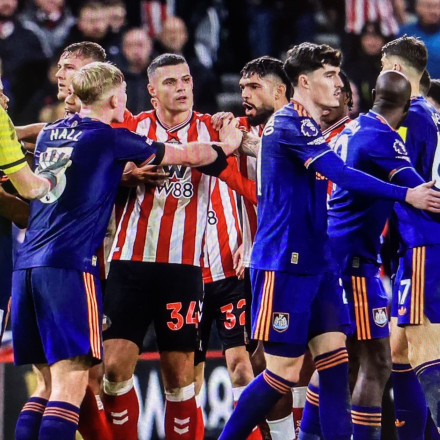 «Χαοτική» Κυριακή στο St James Park: Σοβαρά επεισόδια με οπαδό σε κρίσιμη κατάσταση πριν το ντέρμπι