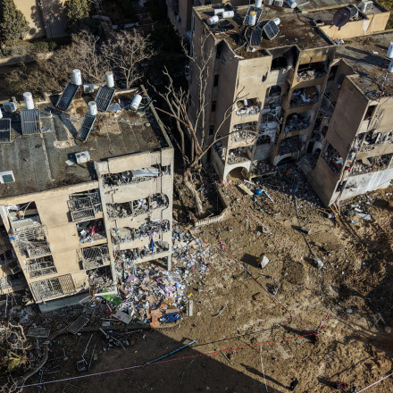 Το Ιράν «τρύπησε» την αεράμυνα του Ισραήλ - Ένας νεκρός και τραυματίες σε δυο πόλεις