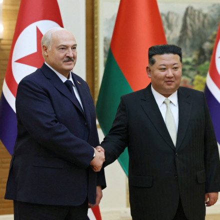 Ο Λουκασένκο έκανε δώρο στον Κιμ Γιονγκ Ουν ένα τουφέκι «σε περίπτωση που εμφανιστούν εχθροί»