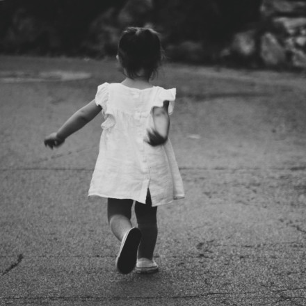Κοριτσάκι μόλις τεσσάρων ετών τριγύριζε μόνο του σε δρόμο στο Μαρούσι - Χειροπέδες στους γονείς