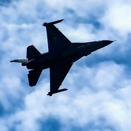 «Τιμή και δόξα»: Συγκίνηση και χειροκρότημα στο Μεσολόγγι για το μήνυμα του πιλότου της ομάδας «Ζευς»