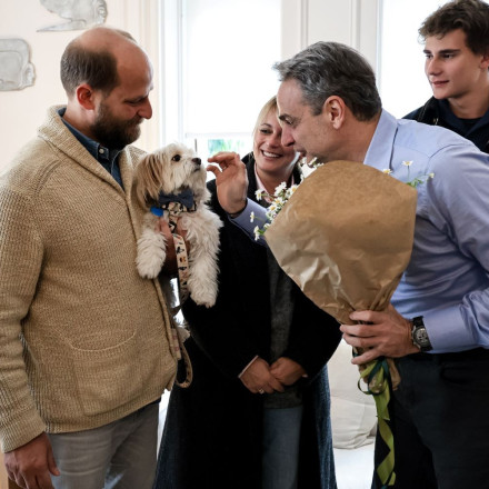 Η υποδοχή Μητσοτάκη στους επαναπατρισθέντες, οι αγκαλιές με τα κουτάβια και ο... Πίνατ