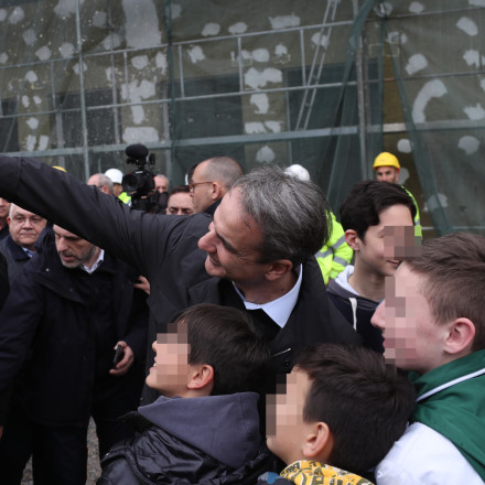 Οι χαλαρές στιγμές του Μητσοτάκη στη Θεσσαλονίκη - Οι μαθητές, οι selfies και η... πρασόπιτα