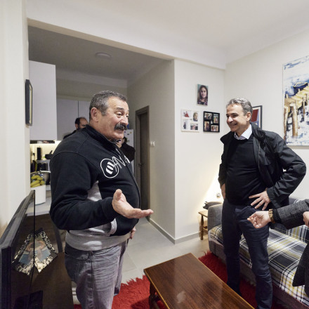 Από το πεζοδρόμιο σε ζεστό σπίτι και δουλειά: Η ιστορία του 63χρονου που συγκίνησε τον Μητσοτάκη