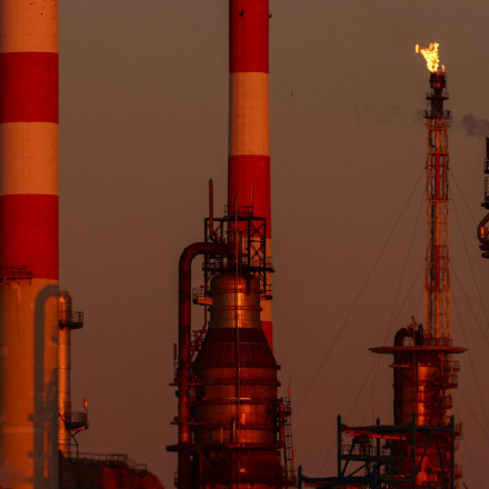 Οι ΗΠΑ αίρουν ορισμένες κυρώσεις στο ιρανικό πετρέλαιο για να μετριάσουν τις πιέσεις στην αγορά