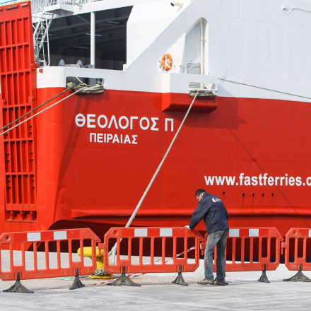 Ταλαιπωρία για 673 επιβάτες πλοίου στη Ραφήνα - Κάβος μπλέχτηκε στην προπέλα κατά την αναχώρηση
