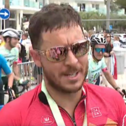 Ο Αζάρ αγωνίστηκε σε ποδηλατοδρομία στην Μαγιόρκα και πανηγύρισε τον τερματισμό του με... μπύρα