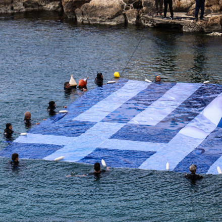 Δέος με τη γιγάντια σημαία 180 τετραγωνικών μέτρων στη θάλασσα της Πειραϊκής