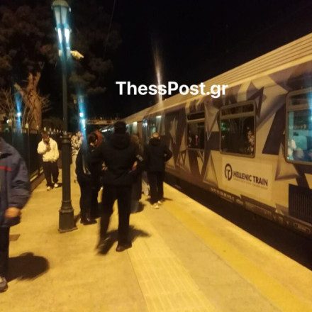 Δίωρη ταλαιπωρία για εκατοντάδες επιβάτες στην Οινόη - Ακινητοποιήθηκε τρένο
