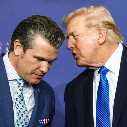 Ο Τραμπ «έδειξε» Χέγκσεθ για τον πόλεμο με το Ιράν - Η αμηχανία του υπουργού Πολέμου