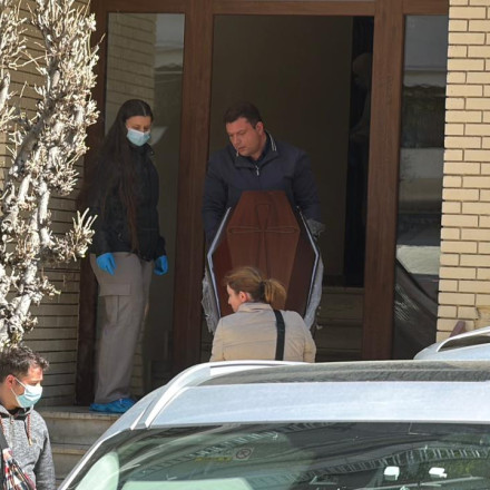 Ζωγράφου: Η στιγμή που μητέρα και κόρη απομακρύνονται από το σπίτι - Βρέθηκαν σε σφραγισμένο δωμάτιο