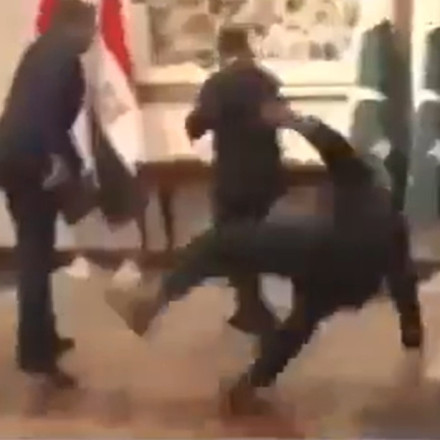 Ο Πακιστανός ΥΠΕΞ τρώει μια μεγαλοπρεπή τούμπα και το βίντεο κάνει τον γύρο του διαδικτύου