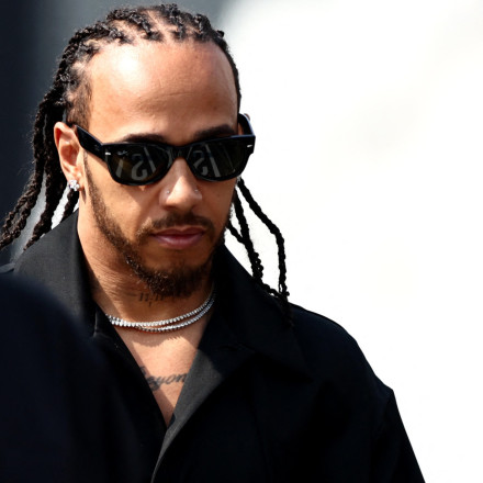 Formula 1 2026: Βόλτα για δύο. Ο Χάμιλτον «τρελαίνει» το Instagram με την Καρντάσιαν και την F40