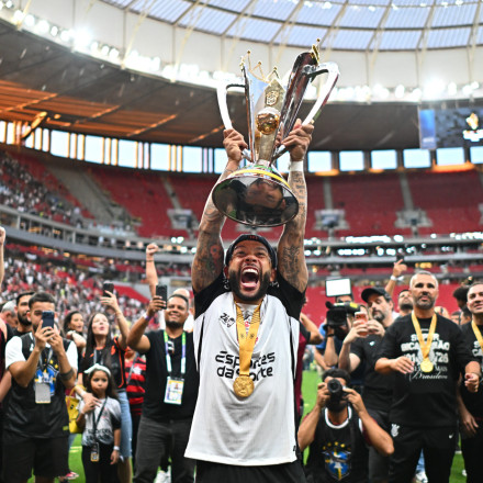 «Προσγειώθηκε... από τον ουρανό»: Η μυθική άφιξη του Μέμφις Ντεπάι στο γήπεδο με ελικόπτερο