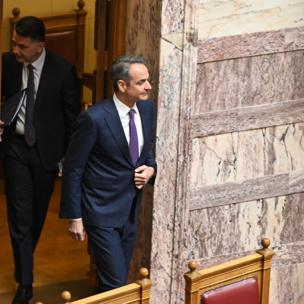 ΟΠΕΚΕΠΕ: Η κυβέρνηση μετά το ασυμβίβαστο ανοίγει θέμα μείωσης του αριθμού των βουλευτών