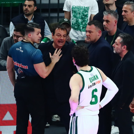 Αταμάν: «Αυτό ήταν θέατρο, όχι μπάσκετ - Ο Ολυμπιακός είχε 6 ξένους, 2 νατουραλιζέ και 3 διαιτητές»