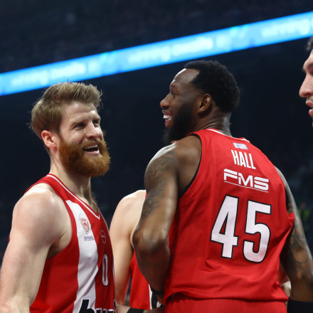 Ολυμπιακός: Ο Γιώργος Αγγελόπουλος και ο κόσμος υποδέχτηκαν την «ερυθρόλευκη» αποστολή στο ΣΕΦ