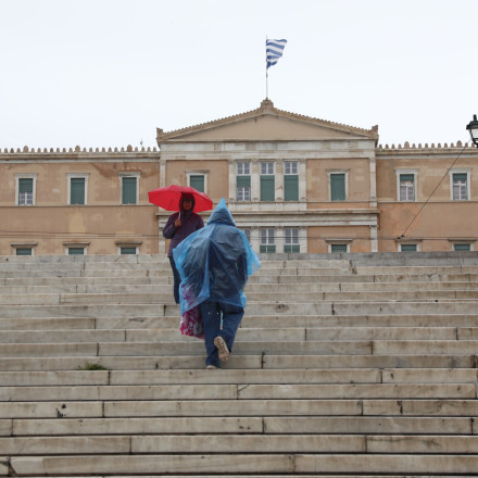 «Πορτοκαλί» συναγερμός για την κακοκαιρία ERMINIO - Πού αναμένονται καταιγίδες τις επόμενες ώρες