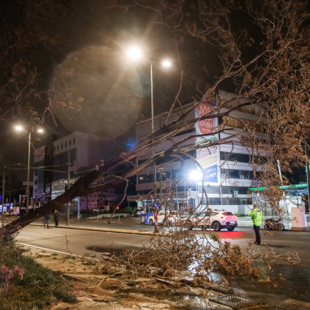 Σοβαρά προβλήματα από την κακοκαιρία: Νεκρός άνδρας στη Νέα Μάκρη - Βρέθηκε σφηνωμένος κάτω από ΙΧ