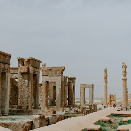 Ιρανική πρεσβεία για «Λίθινη Εποχή»: Όσο ζούσατε σε σπηλιές, εμείς γράφαμε τα ανθρώπινα δικαιώματα