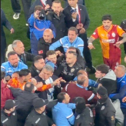 Τρομερή ένταση μετά το Τράμπζονσπορ - Γαλατασαράϊ - Ποδοσφαιριστές πιάστηκαν στα χέρια