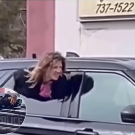 Απίστευτο βίντεο: Κρατούμενη με χειροπέδες το «σκάει» από το μισάνοιχτο παράθυρο περιπολικού