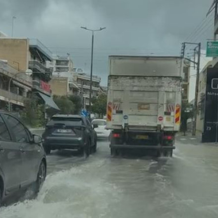 Ηλιούπολη: Πλημμύρισε η Κατεχάκη με σύντομη βροχή - «Ποτάμια» στον δρόμο