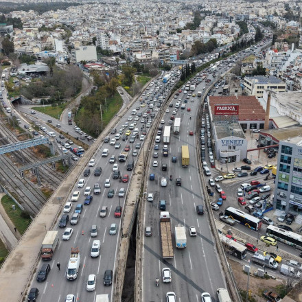 Κίνηση: Κυκλοφοριακό χάος στον Κηφισό - Βαν έπιασε φωτιά στη μέση του δρόμου