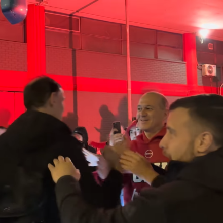Ολυμπιακός: Ο Γιώργος Αγγελόπουλος και ο κόσμος υποδέχτηκαν την «ερυθρόλευκη» αποστολή στο ΣΕΦ