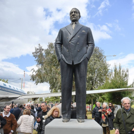Αποκαλυπτήρια για τον ανδριάντα του Αριστοτέλη Ωνάση στο Ελληνικό