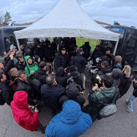 Οργή συγγενών θυμάτων των Τεμπών για την αναβολή της δίκης για τα βίντεο: «Πεισμώνουν τον αγώνα μας»