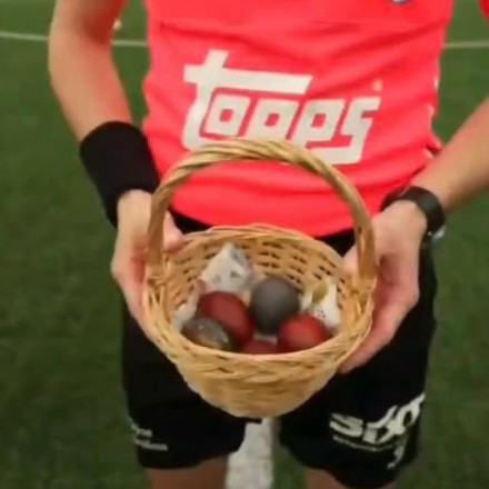 Στο κλίμα του Πάσχα: Έναρξη αγώνα με τσούγκρισμα αυγών αντί για νόμισμα