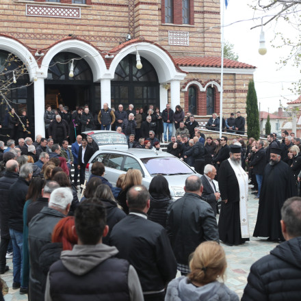 Συγκίνηση στο τελευταίο αντίο του Στέφανου Μπορμπόκη - Με τη σημαία του ΠΑΟΚ το φέρετρο