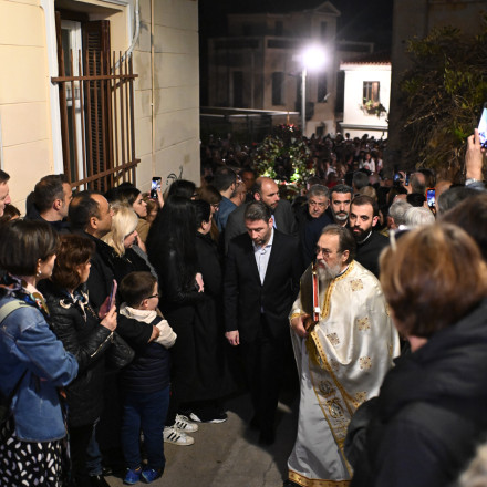 Νίκος Ανδρουλάκης: Παρέστη στην περιφορά του Επιταφίου στην Πλάκα