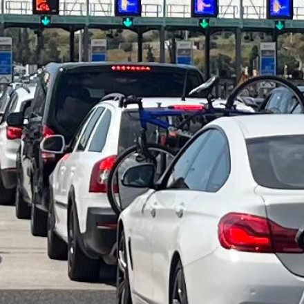 Αυξημένη η κίνηση στις εθνικές οδούς για το τριήμερο της Πρωτομαγιάς - Μεγάλες ουρές στα διόδια