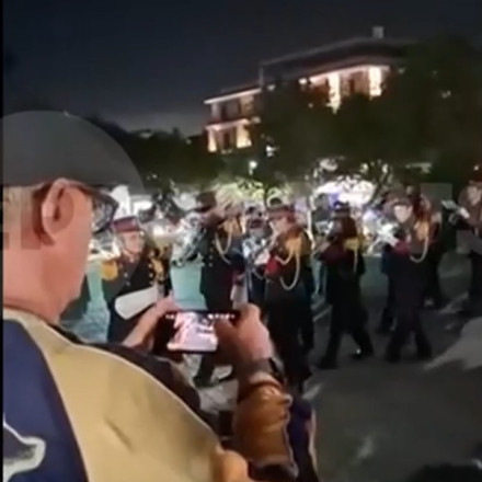 Ο «Τζέιμς Μποντ» στην περιφορά του Επιταφίου στη Γλυφάδα: Εμφάνιση έκπληξη του Ντάνιελ Κρεγκ