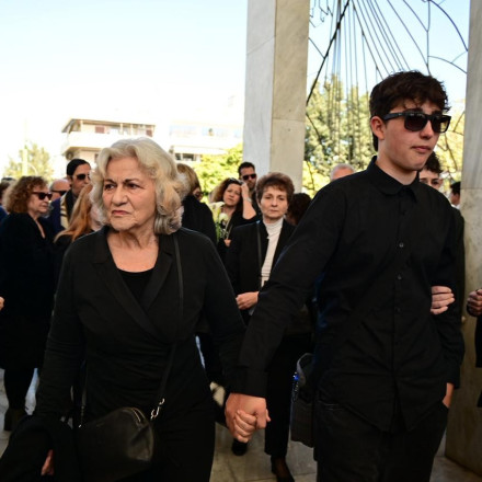 Βουβή θλίψη στην κηδεία του Βασίλη Ρίζου - Πλήθος κόσμου στο πλευρό της Θεανώς Φωτίου