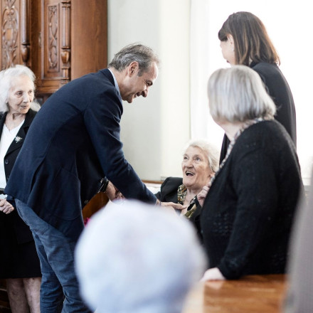 Μητσοτάκης και η κόρη του Σοφία στο Γηροκομείο Αθηνών: «Βλέπω στα χαμόγελα σας πως σας φροντίζουν»