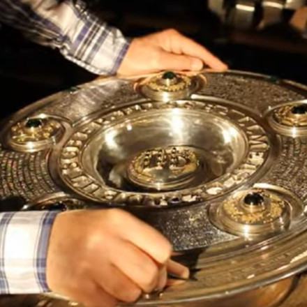 Τρομερό βίντεο με τις εργασίες στο τρόπαιο της Bundesliga - Μεγάλωσε για να χωράει τους πρωταθλητές