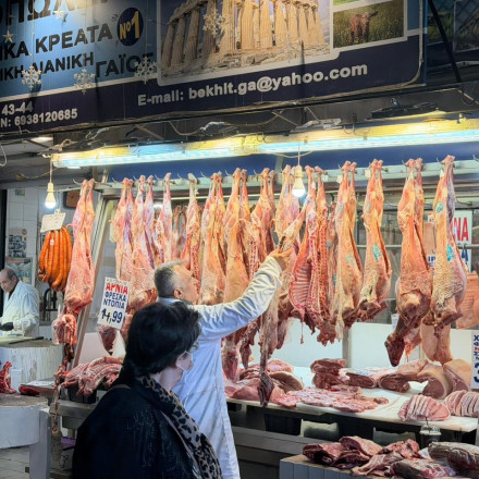 Ουρές στη Βαρβάκειο για τα ψώνια της τελευταίας στιγμής: Πού κυμαίνονται οι τιμές-Ρεπορτάζ του FLASH