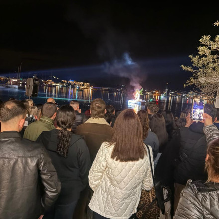 Το κάψιμο του Ιούδα στο Πόρτο Χέλι: Ένα εντυπωσιακό πασχαλινό έθιμο με ιστορία αιώνων