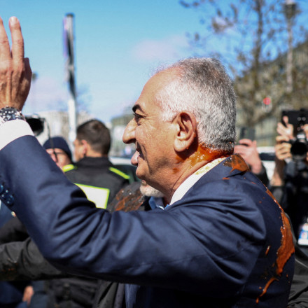 Βερολίνο: Ο εξόριστος πρίγκιπας του Ιράν, Ρεζά Παχλαβί, δέχτηκε επίθεση με χυμό ντομάτας