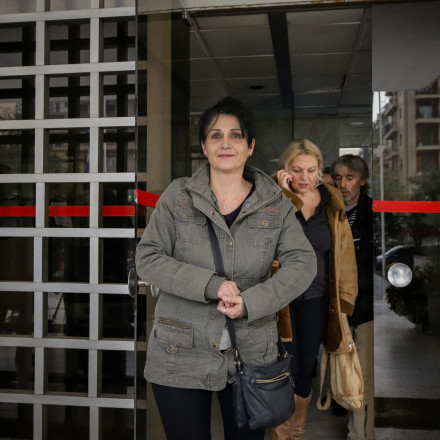 «Καταστράφηκε η ζωή μου»: Τι λέει η καθαρίστρια με το πλαστό απολυτήριο για την υπόθεση Λαζαρίδη