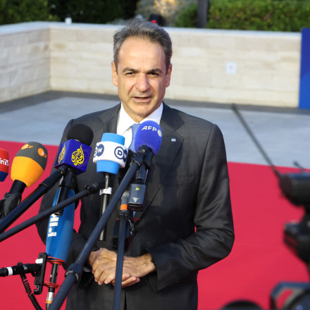 Οι «27» απαντούν στην οικονομική κρίση του πολέμου - Ώθηση στην Αθήνα από την παρέμβαση Τραμπ