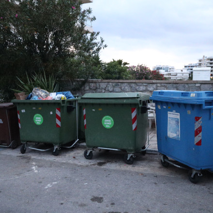 «Είδαμε ένα χέρι στα σκουπίδια»: Τι λένε οι υπάλληλοι που έσωσαν τον άστεγο στη Θεσσαλονίκη