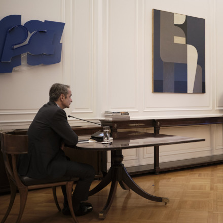 Μητσοτάκης: Τηλεδιάσκεψη με Μακρόν και Στάρμερ για τα Στενά του Ορμούζ