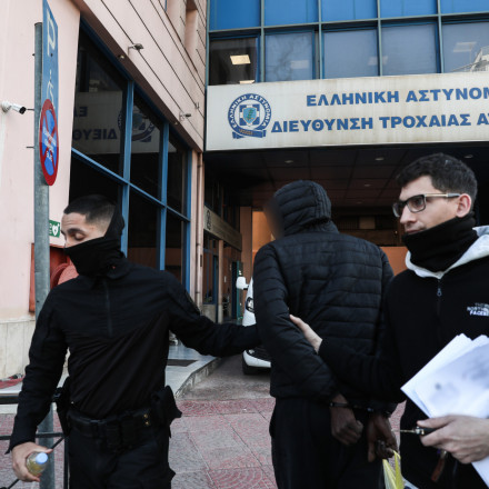 Νέο βίντεο από την παράσυρση της 16χρονης στη Λιοσίων - Ξεκινούν οι προσπάθειες αφύπνισης