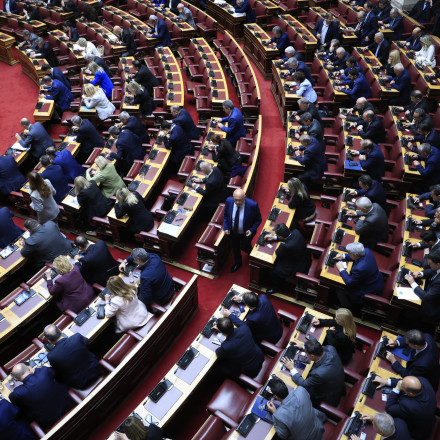 Ξεκίνησε η ονομαστική ψηφοφορία στη Βουλή για την άρση ασυλίας των 13 «γαλάζιων» βουλευτών